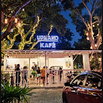 Upland Kafé exterior container van with garden